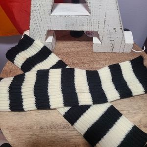 Black and white knit legwarmers and armwarmers
